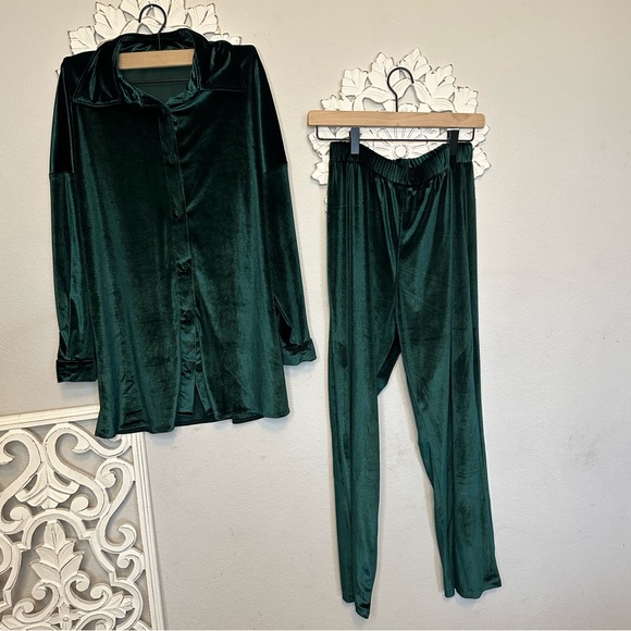 Soft & stretchy emrald green velvet wide leg pant & button up set size Medium✨ - Picture 11 of 12